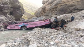 Pakistanda yolcu otobüsü dev çukura uçtu: 40 ölü