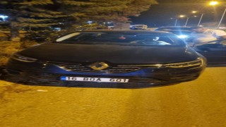 Park halindeki araca çarpan otomobildeki 2 kişi yaralandı