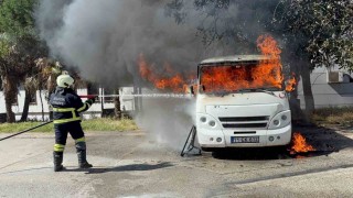 Park halindeki minibüs alev alev yandı