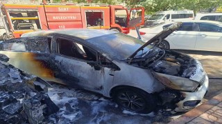 Park halindeki otomobil alev aldı, yangın diğer araca da sıçradı