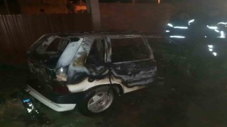 Park halindeki otomobil alevlere teslim oldu