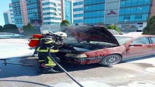 Park halindeki otomobilde çıkan yangını itfaiye söndürdü