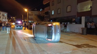Park halindeki otomobile çarpıp yan yattı, sürücüsü olay yerinden kaçtı