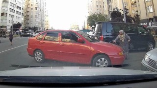 Park yeri savaşını bastonlu yaşlı kadın kazandı