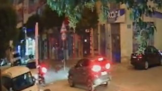 Park yerinden çıkan otomobile çarpan motosikletli yaralandı