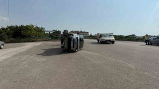 Payasta çarpışmayla yan yatan otomobilin sürücüsü yaralandı