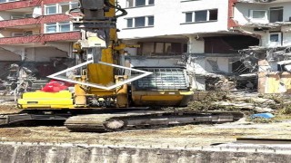 Pendikte yıkım sırasında dikkat çeken hassasiyet: Kepçe operatörü Türk Bayrağı için çalışmayı durdurdu