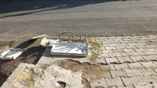 Pide fırınının önündeki elektrik kabloları tehlike saçıyor
