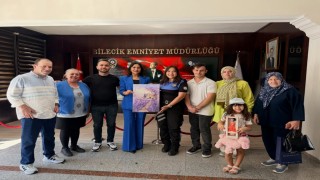 Polis çifte anlamlı veda