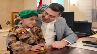 Polis helikopterine bayrak sallayan çocuğa bisiklet hediye edildi