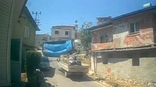 Rampayı çıkamayan briket yüklü tırın devrildiği anlar kamerada