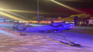 Refüje çarpan otomobil ters döndü: 2 yaralı