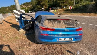 Refüje çarpan otomobildeki 2si çocuk 4 kişi yaralandı