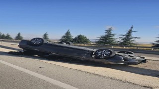Refüje devrilen otomobilde beşi çocuk 8 kişi yaralandı