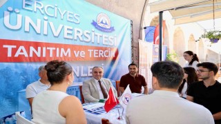 Rektör Prof. Dr. Fatih Altun, tercih danışmanlığı standında öğrenciler ile buluştu