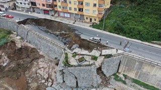 Rize'de 2 binanın tahliyesine olan göçük havadan görüntülendi