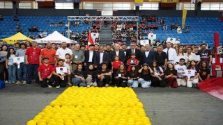 Robotlar spor salonunda yarıştı