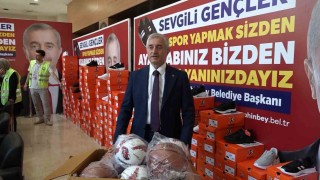Şahinbeyde öğrencilere spor ayakkabı dağıtma geleneği devam ediyor