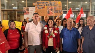 Şampiyon güreşçi memleketinde davul zurnayla karşılandı