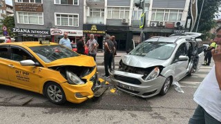 Samsunda hafif ticari araç ile ticari taksi kafa kafaya çarpıştı: 2 yaralı