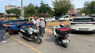 Samsunda motosiklet ile ticari taksi çarpıştı