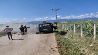 Samsunda servis aracı yandı, geriye demir yığını kaldı