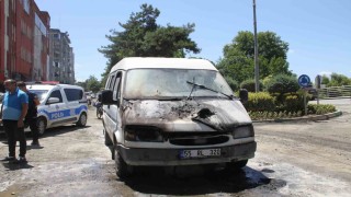 Samsun'da seyir halindeki minibüs yandı
