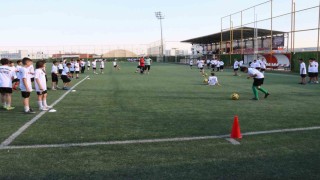 Şanlıurfa Büyükşehir Belediyesi binlerce çocuğu futbolla buluşturuyor