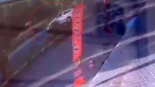 Şanlıurfada hafif ticari aracın ağaca çarptığı kaza anı kameraya yansıdı