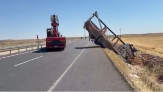 Şanlıurfada karpuz yüklü kamyon şarampole devrildi: 2 yaralı