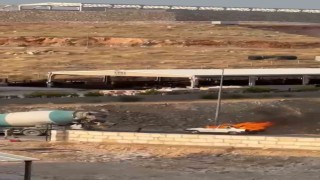 Şanlıurfa'da yanan otomobil beton mikseriyle söndürüldü