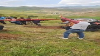 Sarıkamışta devrilen traktör için köylüler seferber oldu