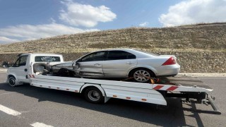 Sarıkamışta refüje çarpan otomobilin sürücüsü yaralandı