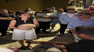Şarkıcı Elif Buse Doğanın darbukalı, ıslıklı mini konseri vatandaşların beğenisi topladı