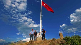 Şehit Öğretmen Neşe Altenin adını bin 215 rakımlı tepede yaşattı: 16 metrelik Türk bayrağı dikti
