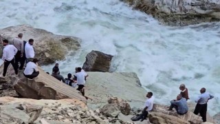 Serinlemek için girdiği Habur Çayında kayboldu