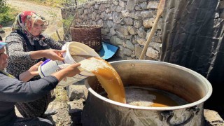 Servi köyünde asırlık gelenek yaşatılıyor: Dut pekmezi büyük emeklerle hazırlanıyor