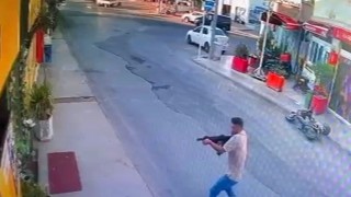 Sevgilisinin çalıştığı işletmeye tüfekle ateş açtı: Saldırı anı kamerada