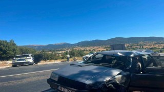 Seydikemerde otomobil ile motosiklet çarpıştı: 1 ölü, 2 yaralı