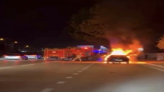Seyir halindeki otomobil alev topuna döndü