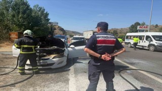 Seyir halindeki otomobil bir anda alev aldı