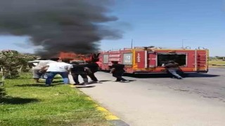 Seyir halindeki pikap alevlere teslim oldu