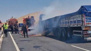Seyir halindeki tır alev aldı