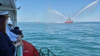 Sıcaklığın 41 dereceye çıktığı Bartında basınçlı su ile yapılan gösteri ilgi gördü
