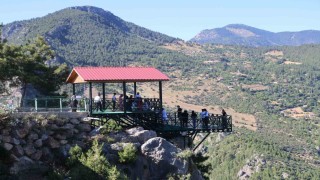 Sıcaktan bunalan Adanalılar, 800 rakımdaki cam seyir terasına akın etti