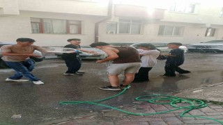 Sıcaktan bunalan gençler serinlemek için su savaşı yaptı