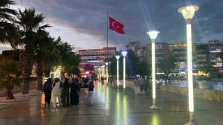 Sıcaktan bunalan vatandaşlar akşam serinliğinde nefes alıyor