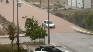 Şiddetli yağmur yolları suya teslim etti, araçlar yolda kaldı