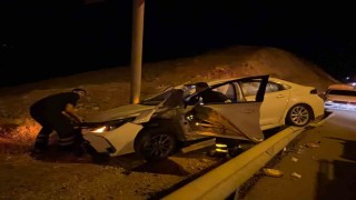 Siirtte bariyere çarpan otomobil alev aldı: 1 yaralı
