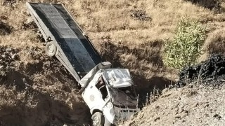 Siirtte çekici şarampole devrildi: 2 yaralı